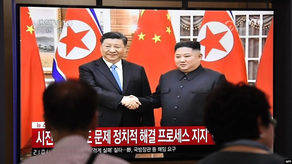 韩国首尔火车站播放朝鲜领导人金正恩与中共总书记习近平握手。（2019年6月20日）