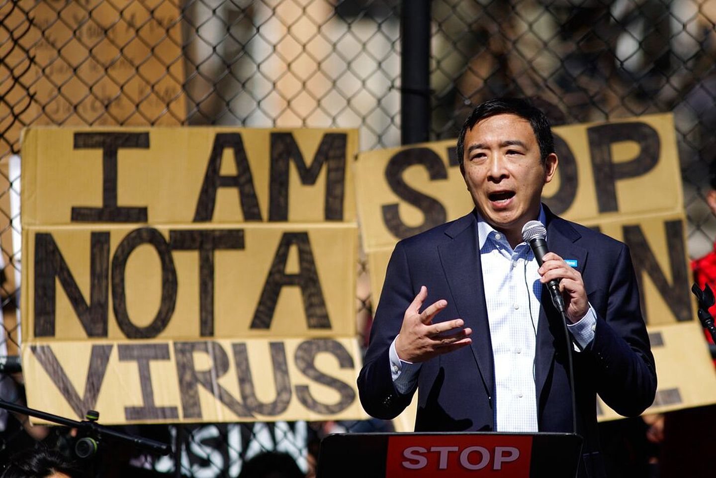 台湾裔政客杨安泽3月21日参与反歧视机会，他曾呼吁亚裔去证明自身的“美国性”。（美联社）