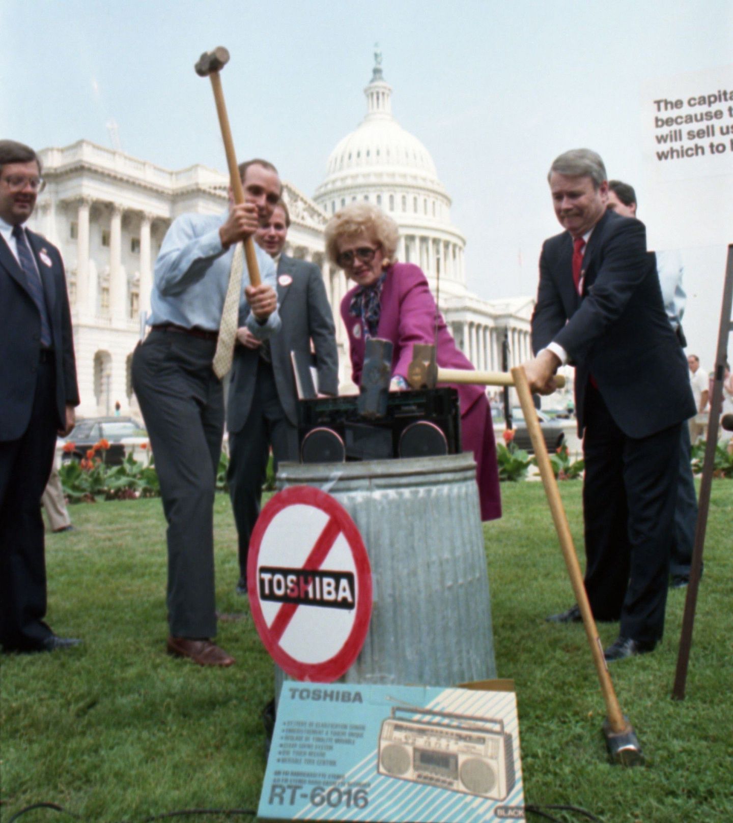 美国议员1987年拿着大槌砸烂东芝的大型收音录音机，抗议日本半导体及电子产品倾销美国，占领市场。（Getty Images）