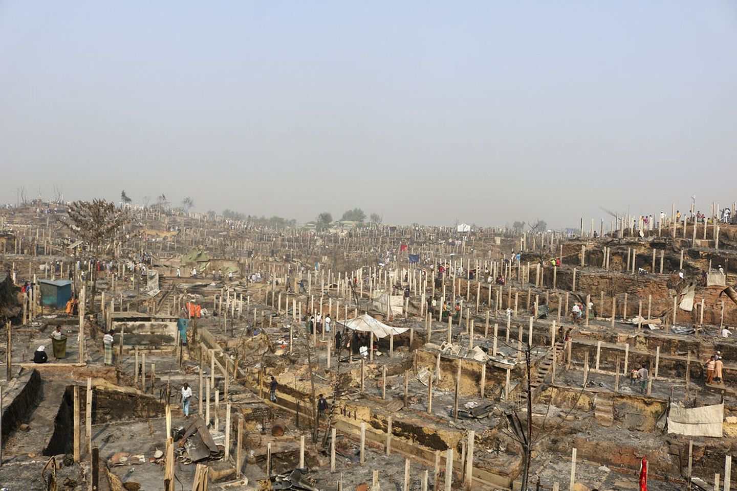 难民营起火：图为3月23日在孟加拉科克斯巴扎尔附近的罗兴亚难民营，大火造成多人伤亡，数以万人流离失所（AP）