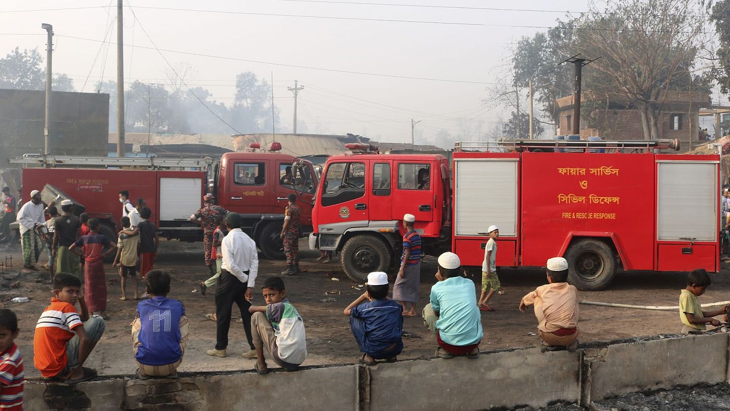 难民营起火：图为3月23日，孟加拉科克斯巴扎尔附近的罗兴亚难民营起火，消防车在现场停泊。（AP）