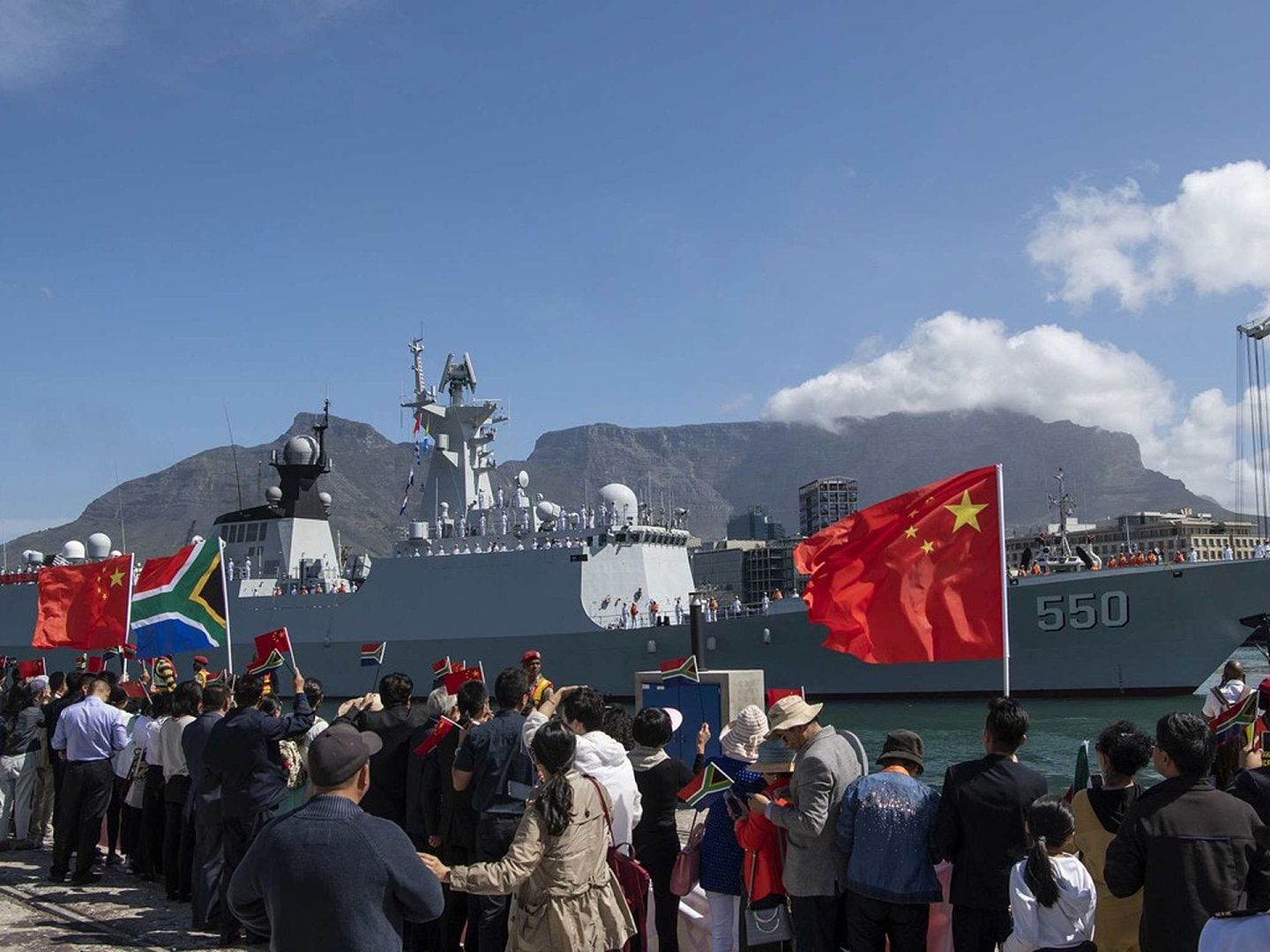 2017年7月11日，中国人民解放军驻吉布提保障基地成立，这是中国首个海外基地，主要面向陆军、海军部队进行补给。图为2019年11月24日，潍坊舰开赴南非开普敦，展开与俄罗斯、南非的联合军演，该舰后在12月初返回吉布提。（视觉中国）