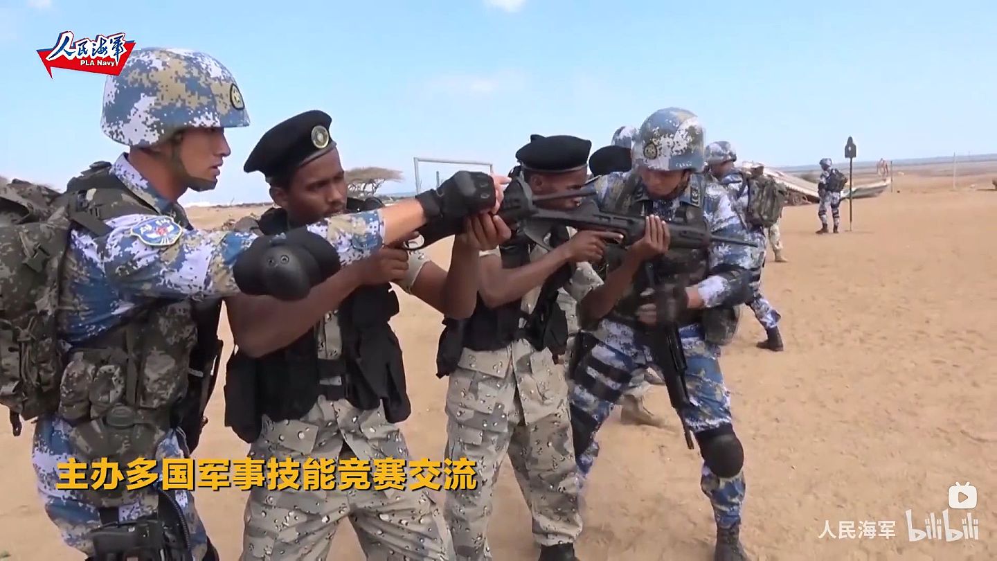中国海军驻吉布提保障基地与多国开展军事交流。中国军人右臂佩戴“雄狮”臂章，显示其隶属于有“南国雄狮”之称的原海军陆战队164旅。（人民海军视频截图）