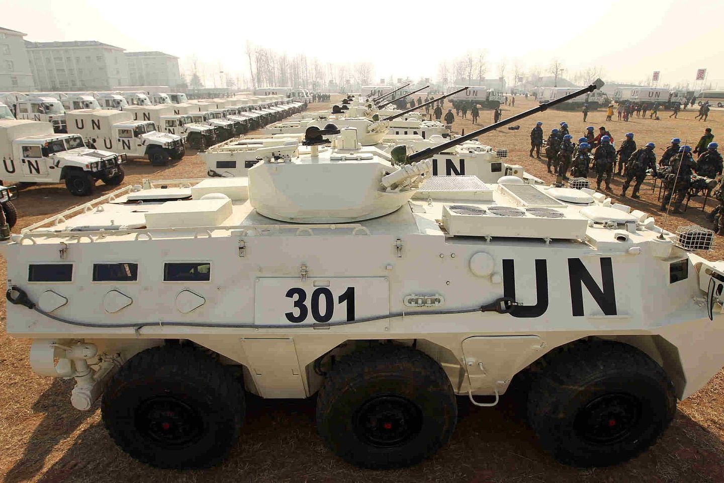 中国驻南苏丹维和步兵营装备的联合国涂装的轮式步战车。（新华社）