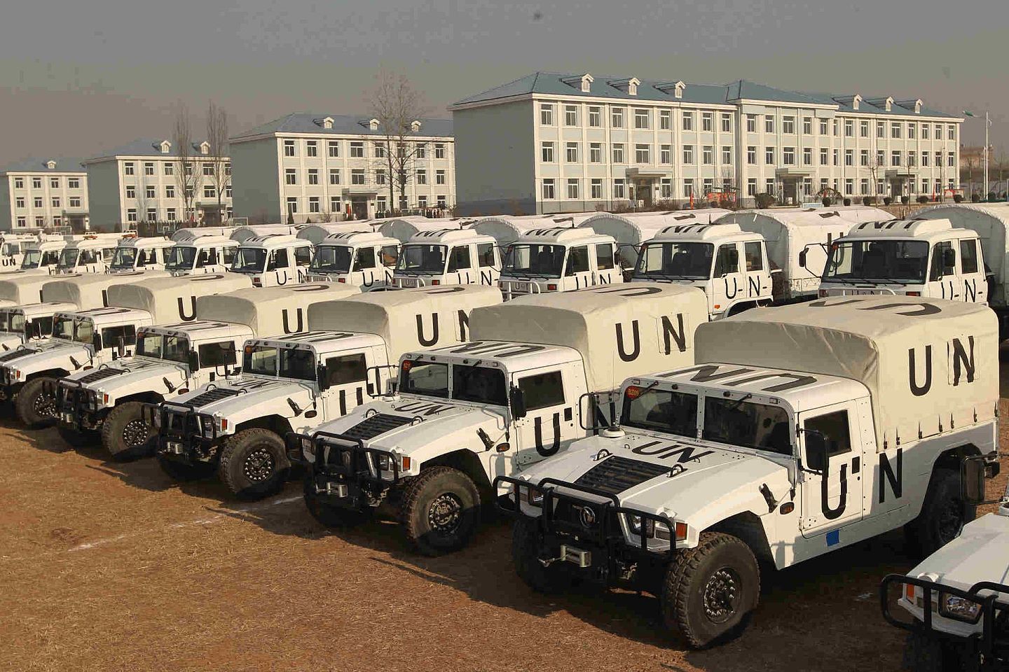 中国驻南苏丹维和步兵营装备的联合国涂装的轮式车辆。（新华社）