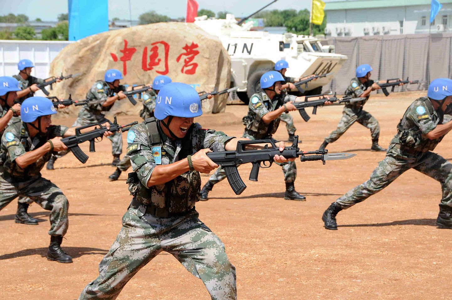 2015年5月26日，在南苏丹首都朱巴中国维和步兵营营区，中国官兵正在进行刺杀操表演。（新华社）