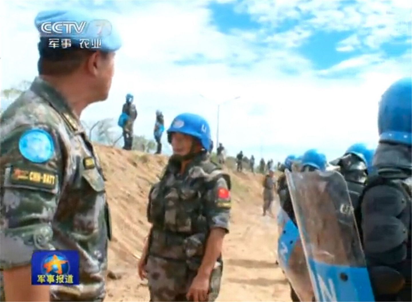 正在执行警戒隔离任务的中国驻南苏丹维和部队。（央视视频截图）
