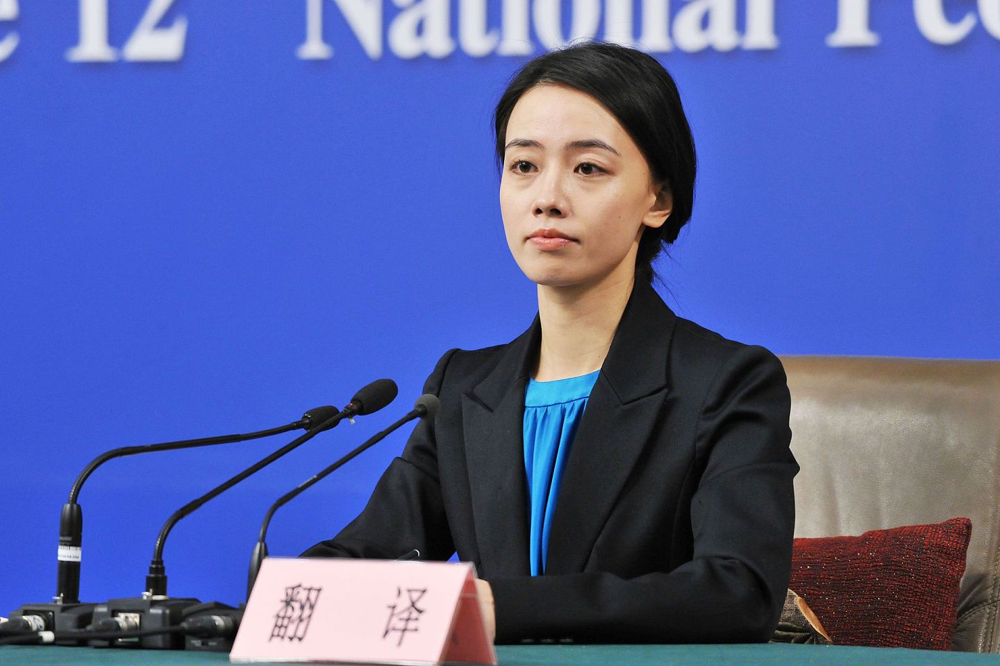 2016年3月10日，姚梦瑶在十二届中国人大四次会议记者会上担任翻译。（视觉中国）