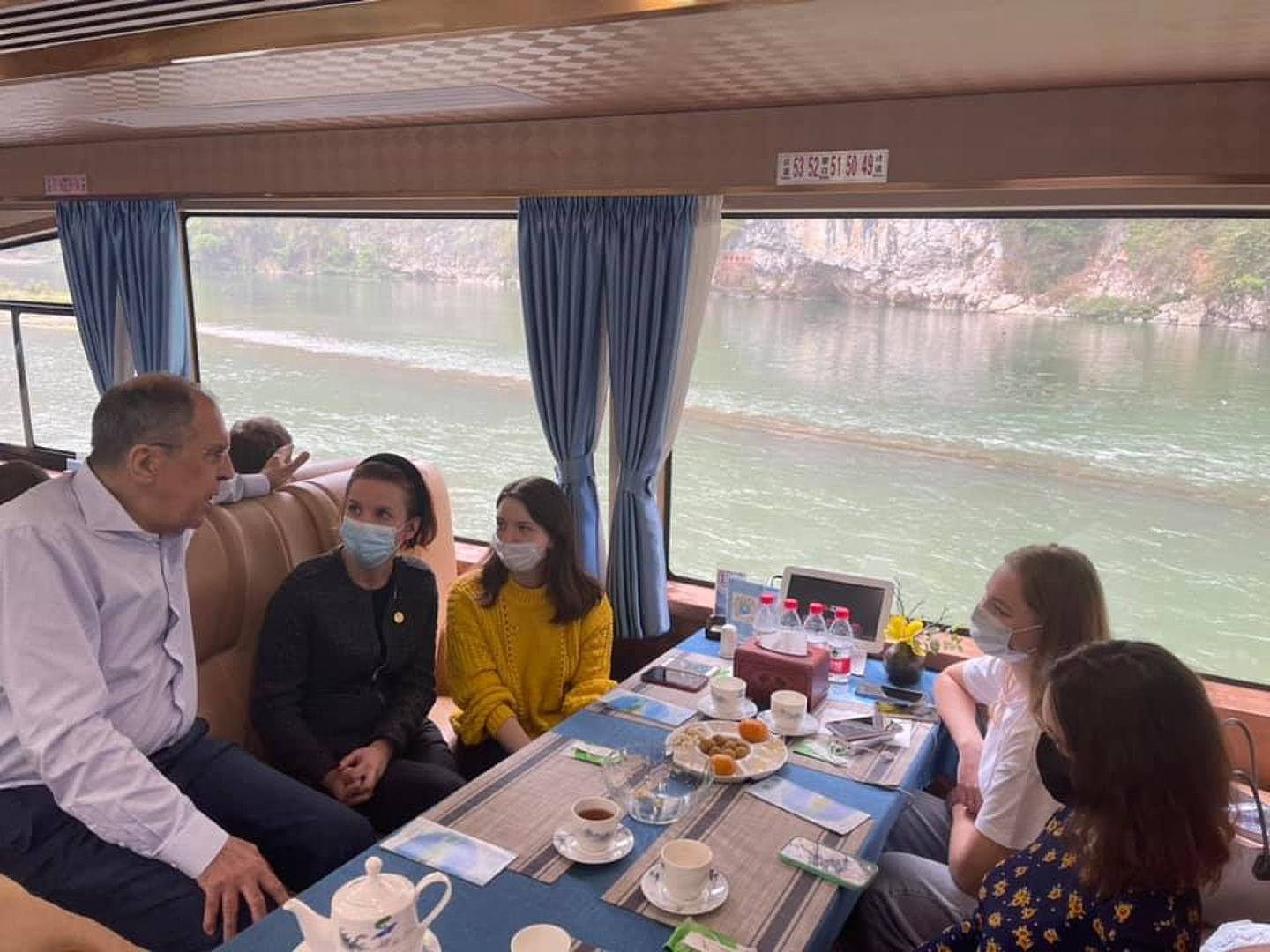 拉夫羅夫3月22日乘船前往與王毅會晤的地點，同時欣賞了灕江的美景。（Facebook@Russian Foreign Ministry - МИД России）