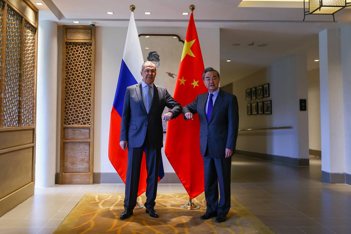中国外长王毅（右）和俄罗斯外长拉夫罗夫（左）3月23日在桂林再次会晤。 双方在会晤前合影。 （Facebook@Russian Foreign Ministry - МИД России）