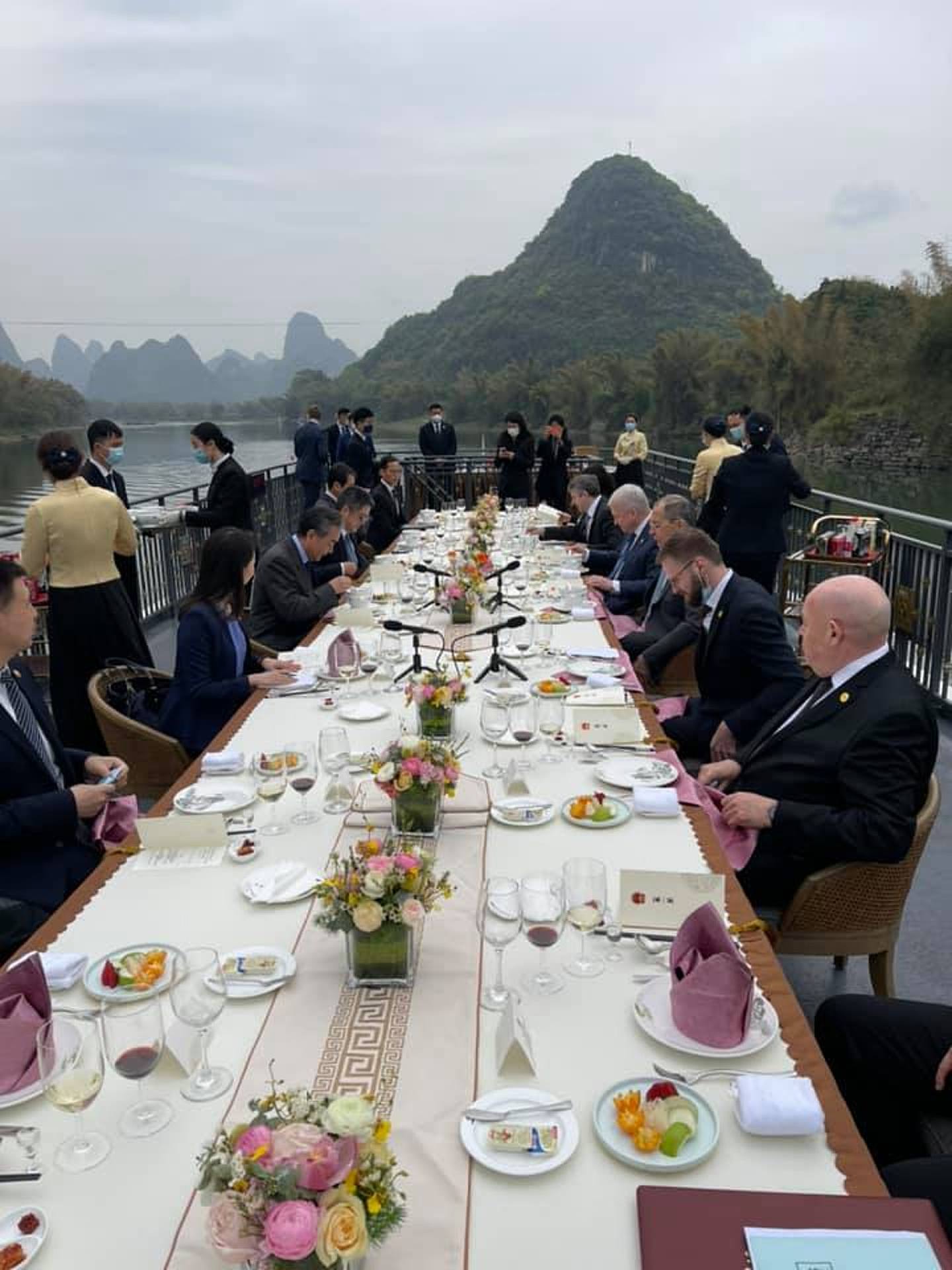 王毅和拉夫罗夫3月23日在漓江边共晋午餐。 （Facebook@Russian Foreign Ministry - МИД России）
