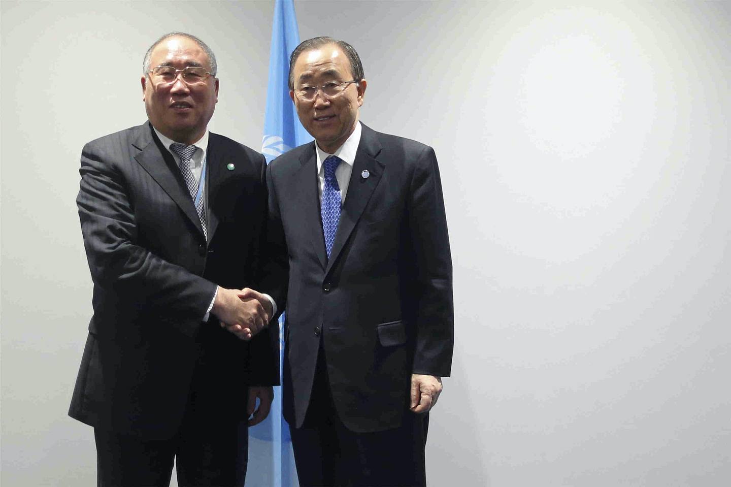 2015年12月10日，当时担任中国气候变化事务特别代表的解振华（左）与联合国时任秘书长潘基文在法国巴黎出席2015年世界气候变化大会。 （Reuters）