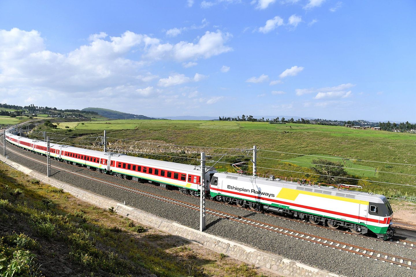 2016年10月3日，在埃塞俄比亚首都亚的斯亚贝巴附近，一列试运行列车在中国企业建设的亚吉铁路上行驶。（新华社）