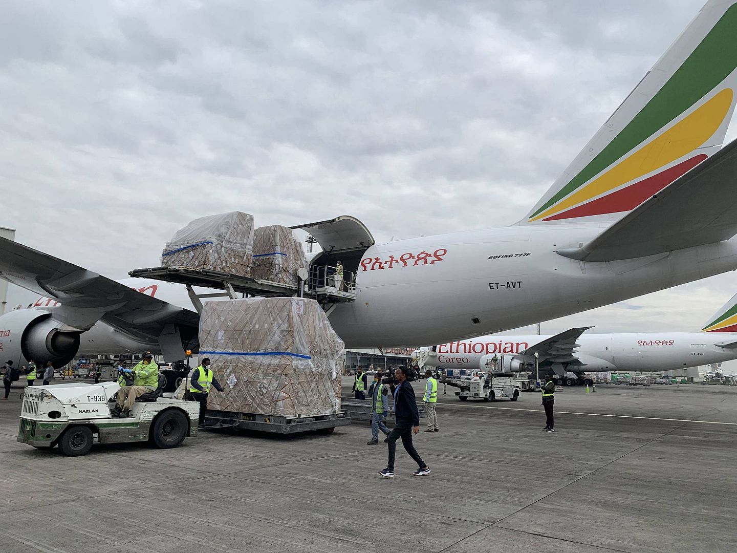 2020年3月22日，在埃塞俄比亚首都亚的斯亚贝巴国际机场，工作人员将中国援助的抗疫物资运下飞机。（新华社）