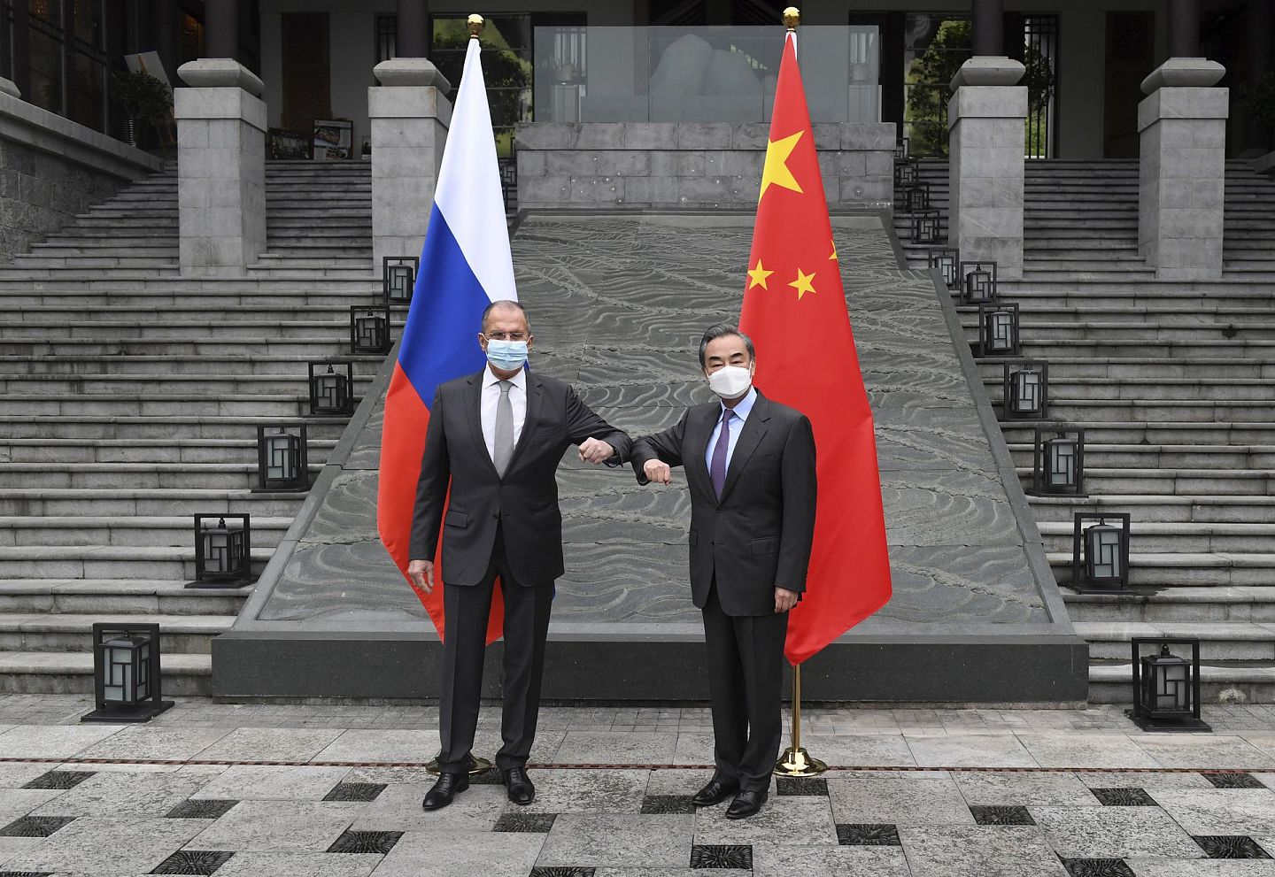 中国外长王毅（右）3月23日同俄罗斯外长拉夫罗夫（Sergey Lavrov）在中国广西桂林举行会晤，随后双方举行了联合记者会。当被问到欧盟对华制裁时，王毅说，欧盟内部对于制裁意见并不完全一致。（AP）
