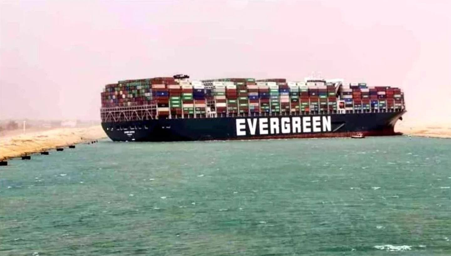 长荣海运超大型货柜轮长赐号周二在苏伊士运河造成的双向航道阻塞，至少100艘轮船还在排队等着过运河。 （Twitter@mercoglianos）