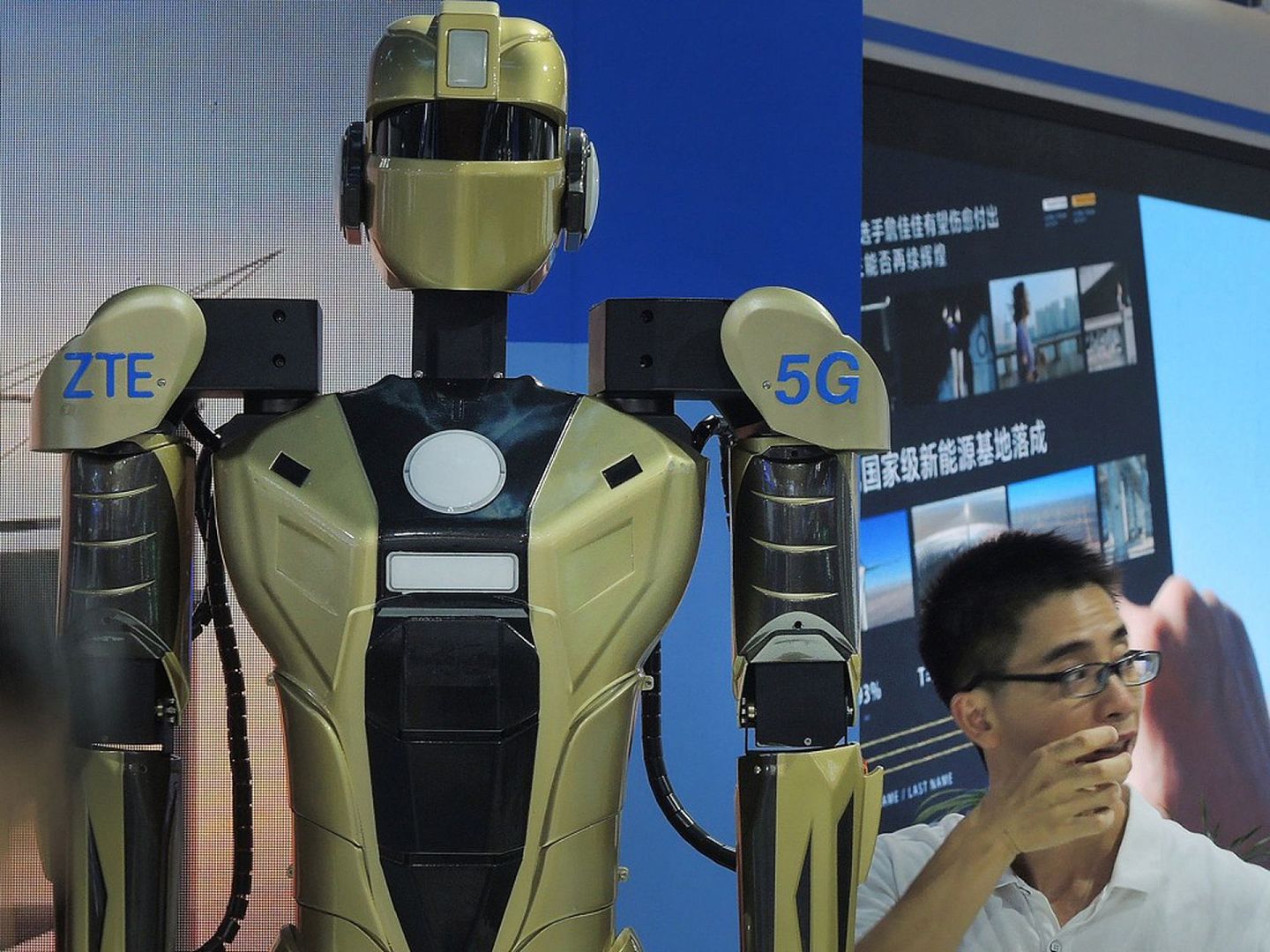 中美在人工智能领域竞争激烈，图为2019年7月，中国南京软件产业博览会上的人工智能机器人展台。（VCG）