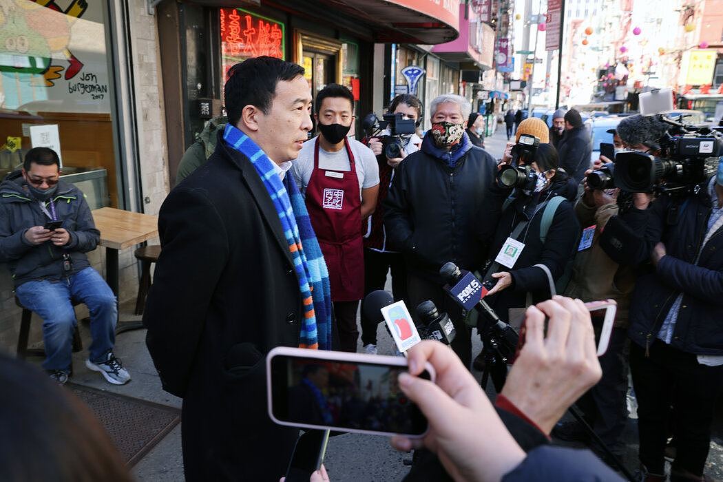 本月早些时候，杨安泽来到西安名吃，这个受欢迎的纽约连锁餐馆最近受到针对亚裔的袭击。