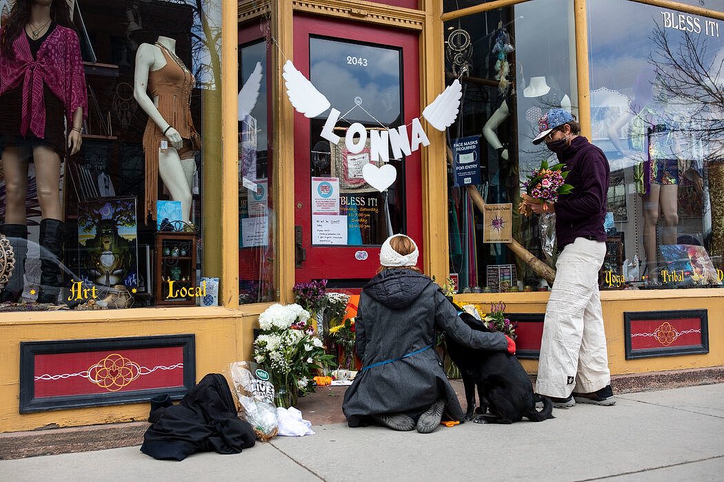 人们在特拉罗娜·巴特科维亚特经营的商店致意，她是周一枪击事件的受害者之一。