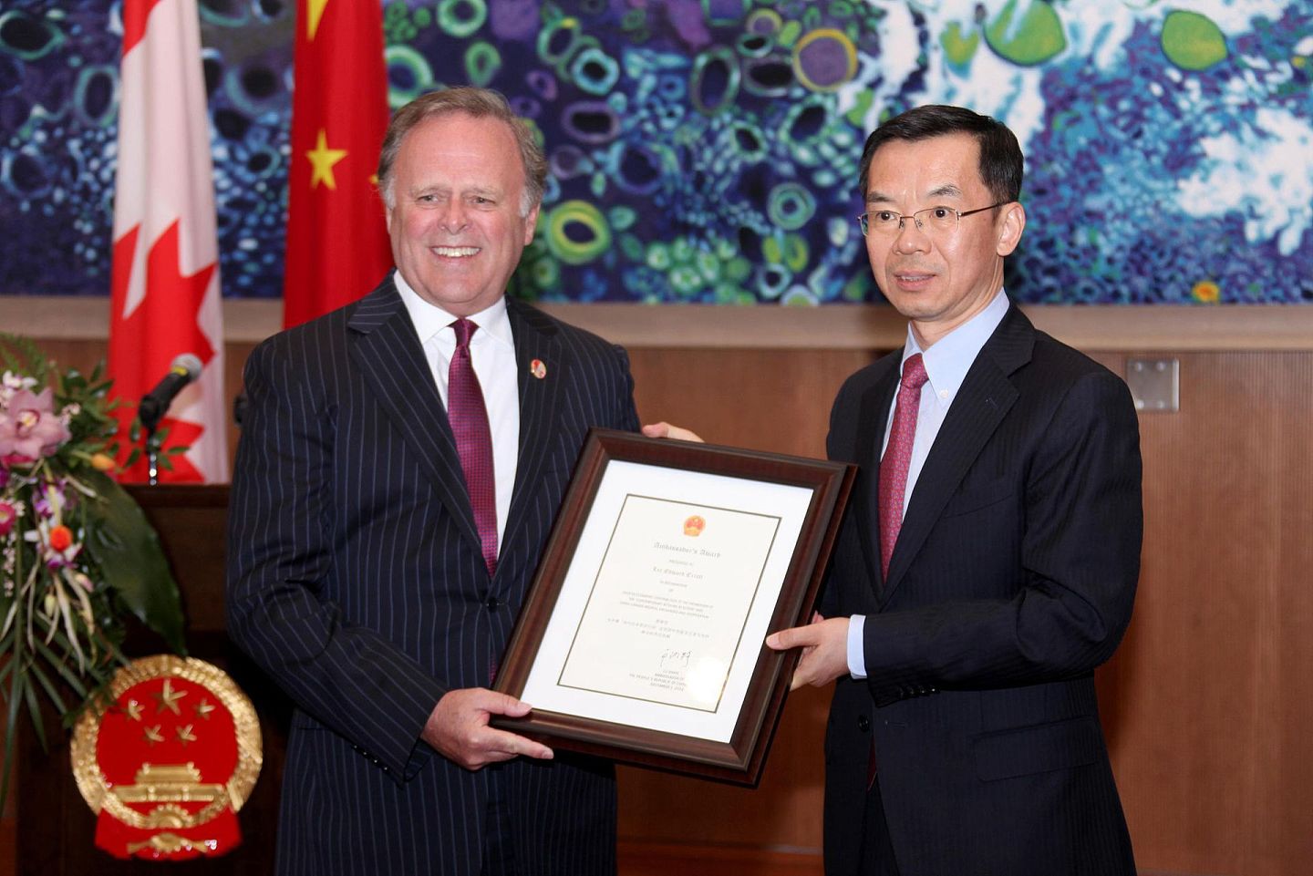 2019年，时任中国驻加拿大大使卢沙野（右）于2019年7月担任中国驻法国大使。（视觉中国）