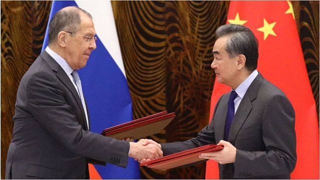 俄罗斯外长拉夫罗夫与中国外长王毅在中国。