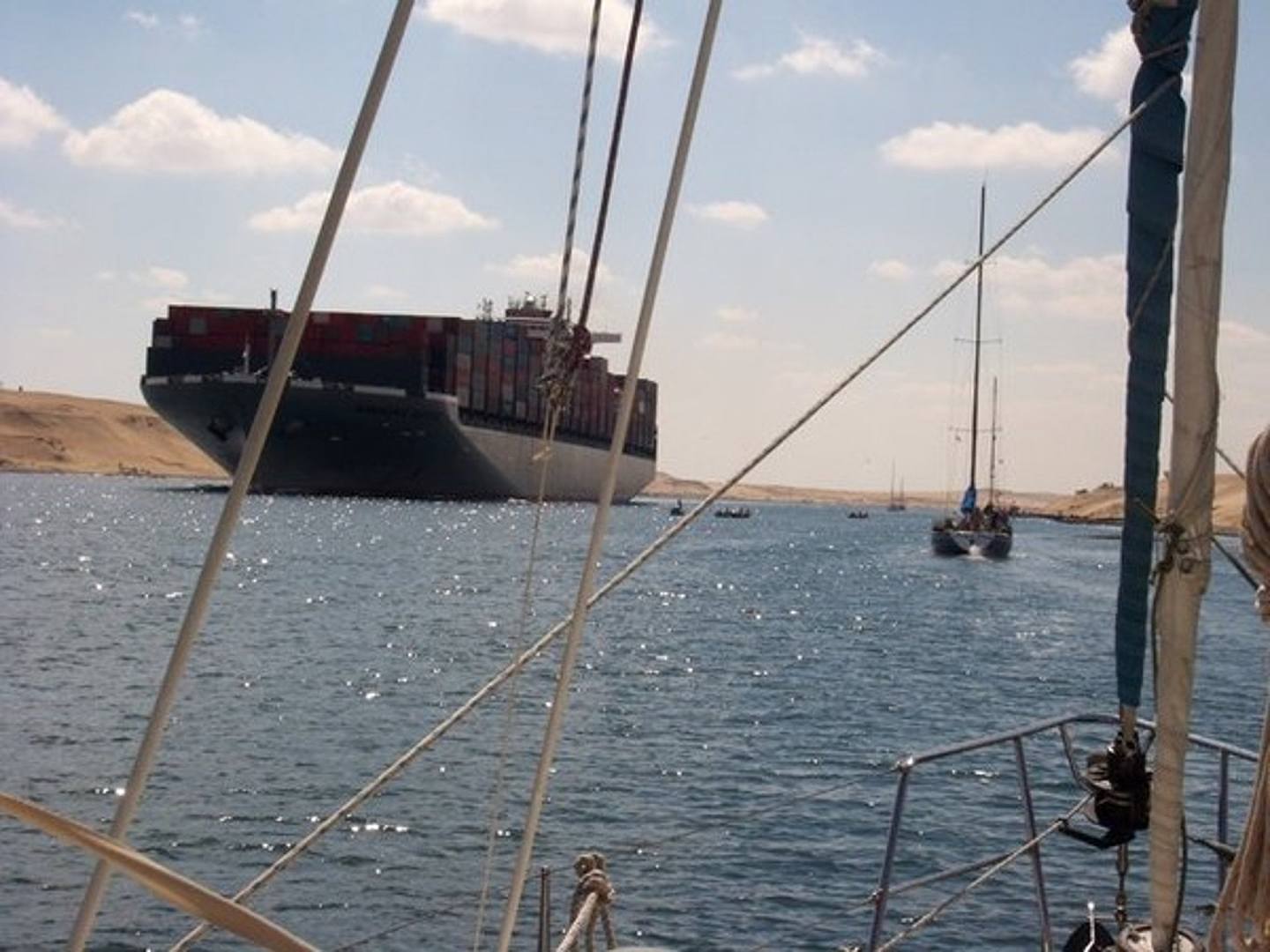 每年約有25000艘船行經蘇伊士運河。（Twitter@NoonsiteEditor）