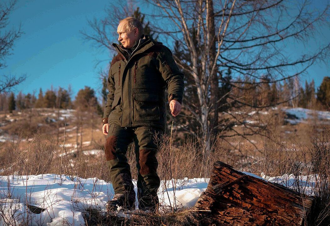 克里姆林宫最近发布的照片中，俄罗斯总统弗拉基米尔·普京走在西伯利亚的旷野中。