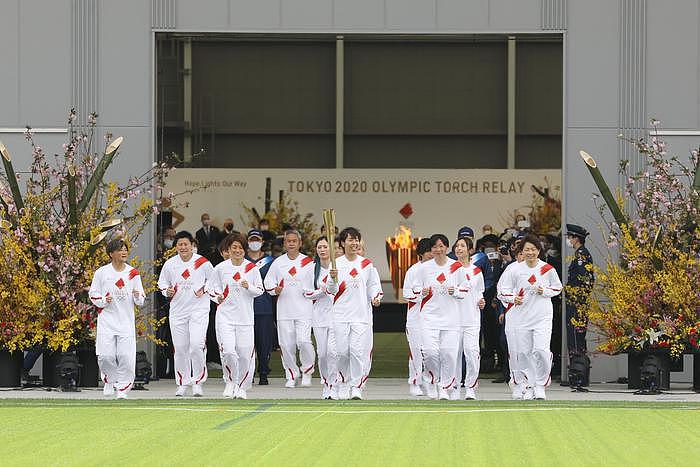 东京奥运会火炬开始传递，出发仪式不对公众开放……因担心安全，数十名火炬手请辞