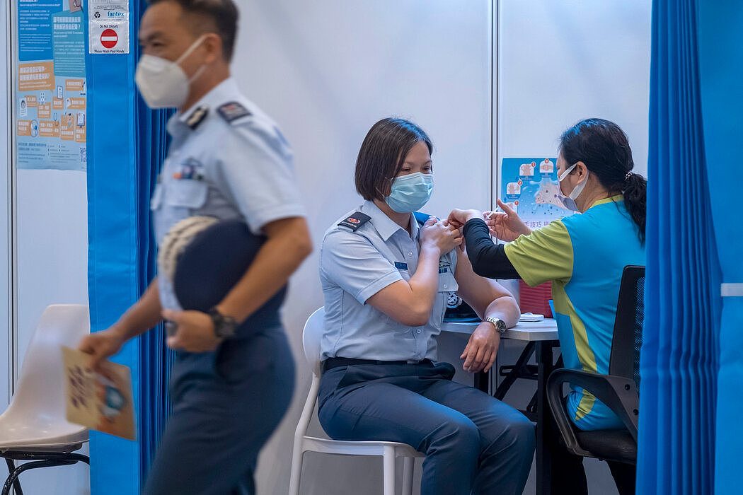 上个月在香港接种中国制造的科兴疫苗。几名接种者的死亡削弱了公众对科兴疫苗的信心，尽管官员们还没有发现两者之间存在直接联系。