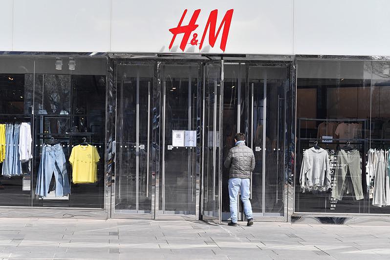 北京三里屯的一家H&M门店25日营业中。 （中新社）