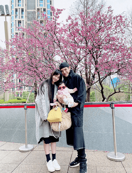 向太一家五口散步被偶遇，向华强抱着孙女，郭碧婷光脚走路向佐帮拿鞋（组图） - 9