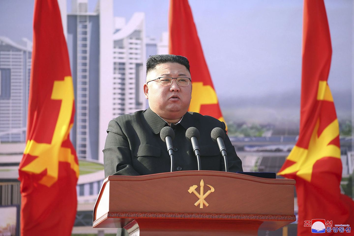 图为2021年3月23日，朝鲜最高领导人金正恩于平壤出席兴建1万个住宅单位的动工仪式。（AP）