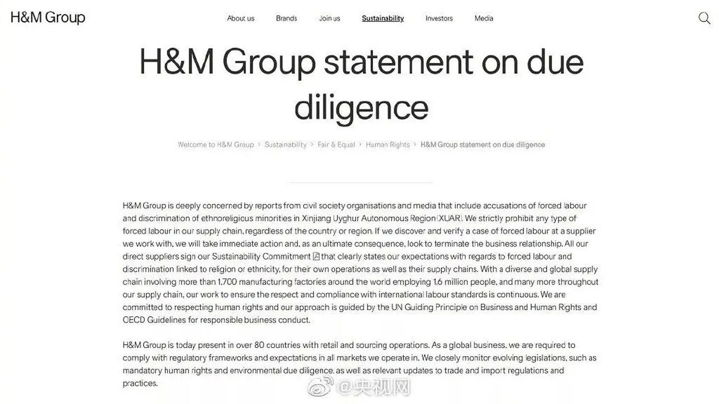 H&M引发众怒的声明发表于2020年10月。H&M在该声明中表示，H&M不与位于中国新疆的任何服装制造工厂合作，也不从该地区采购产品/原材料。（@央视网微博）