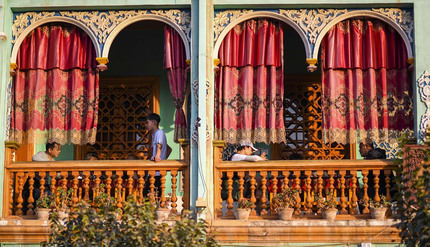 2020年9月22日，游客在喀什古城景区“百年茶馆”里品茶休息。（新华社）