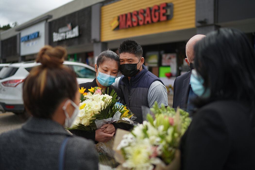 洁米·韦伯和她的未婚夫凯文·陈哀悼母亲谭晓洁，后者是杨氏亚洲按摩中心的老板。