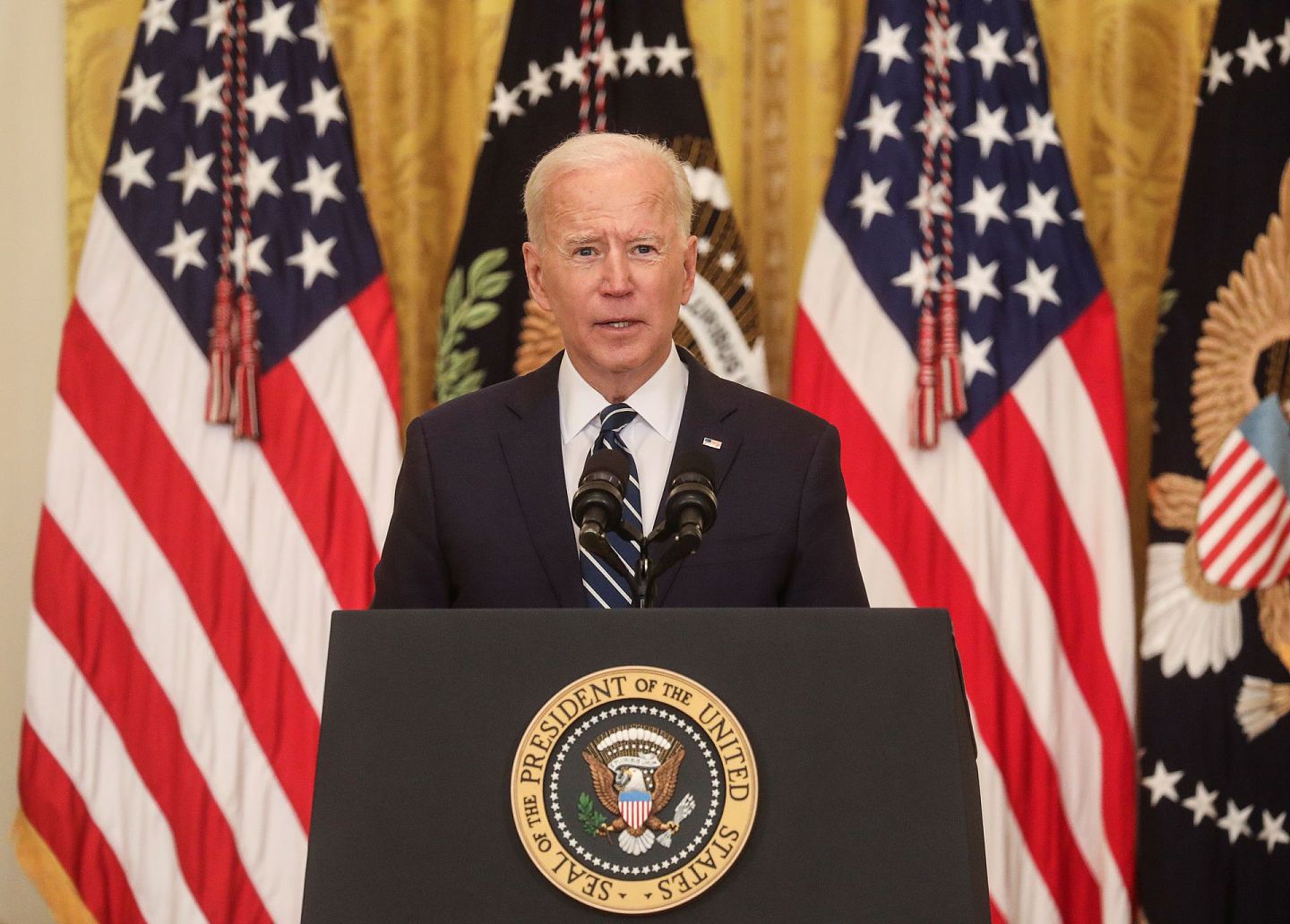 美国总统拜登上台超过60天，终于在3月25日于白宫举行首场记者会，当中移民涌入问题成为其中一个重点。（Reuters）