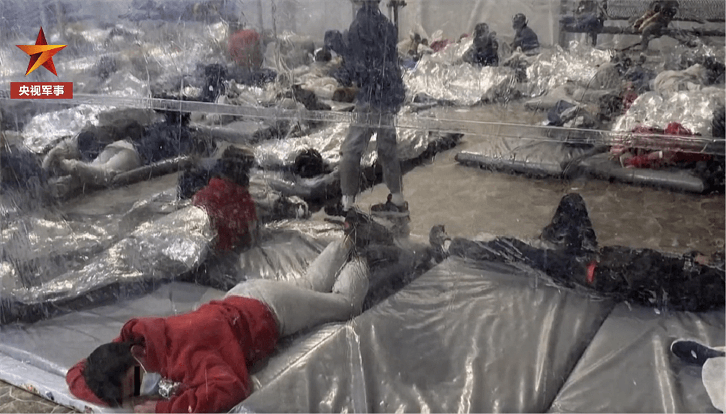 据西方媒体曝光，美墨边境临时拘留中心的孩子们睡在拥挤的临时场所，并且缺衣少食。（中国央视军事截图）