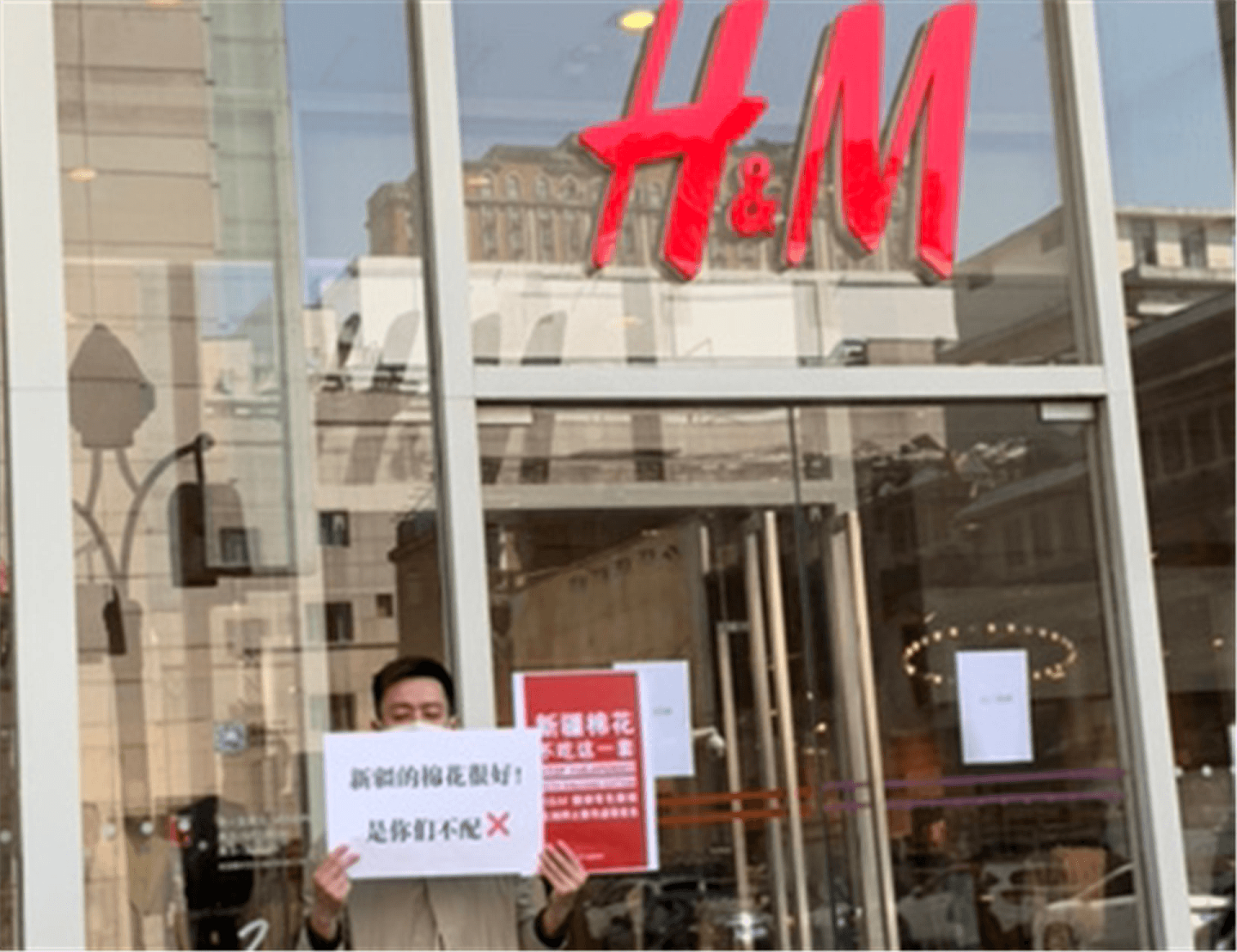 2021年3月24日，中国民众走上街头抵制H&M。（微博@Roger哈哈哈）
