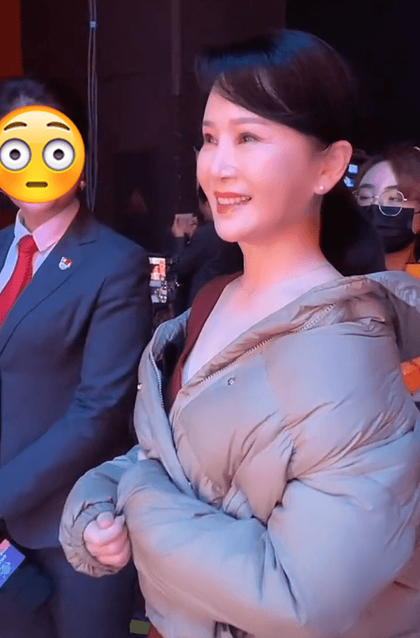 付笛生现身简陋商演，观众冷漠仍卖力演唱，老婆一件旧红裙穿3年（视频/组图） - 5