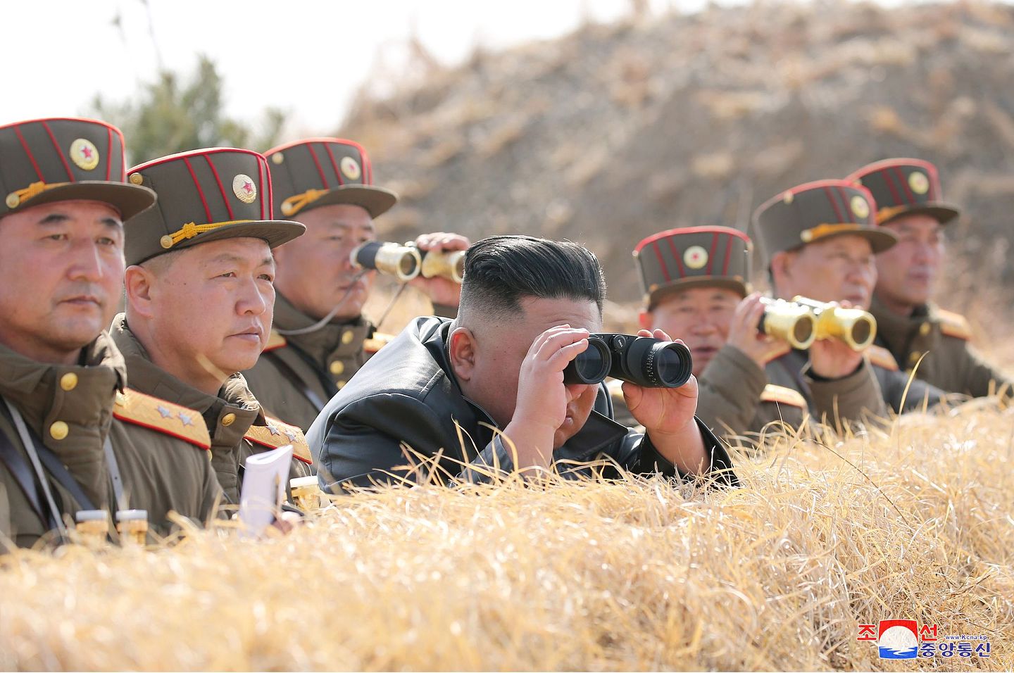 2020年3月，朝鲜导袖金正恩正在观察导弹试射。（Reuters）
