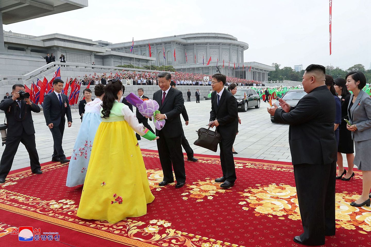 2019年6月20日，金正恩在机场迎接到访的习近平。（Reuters）