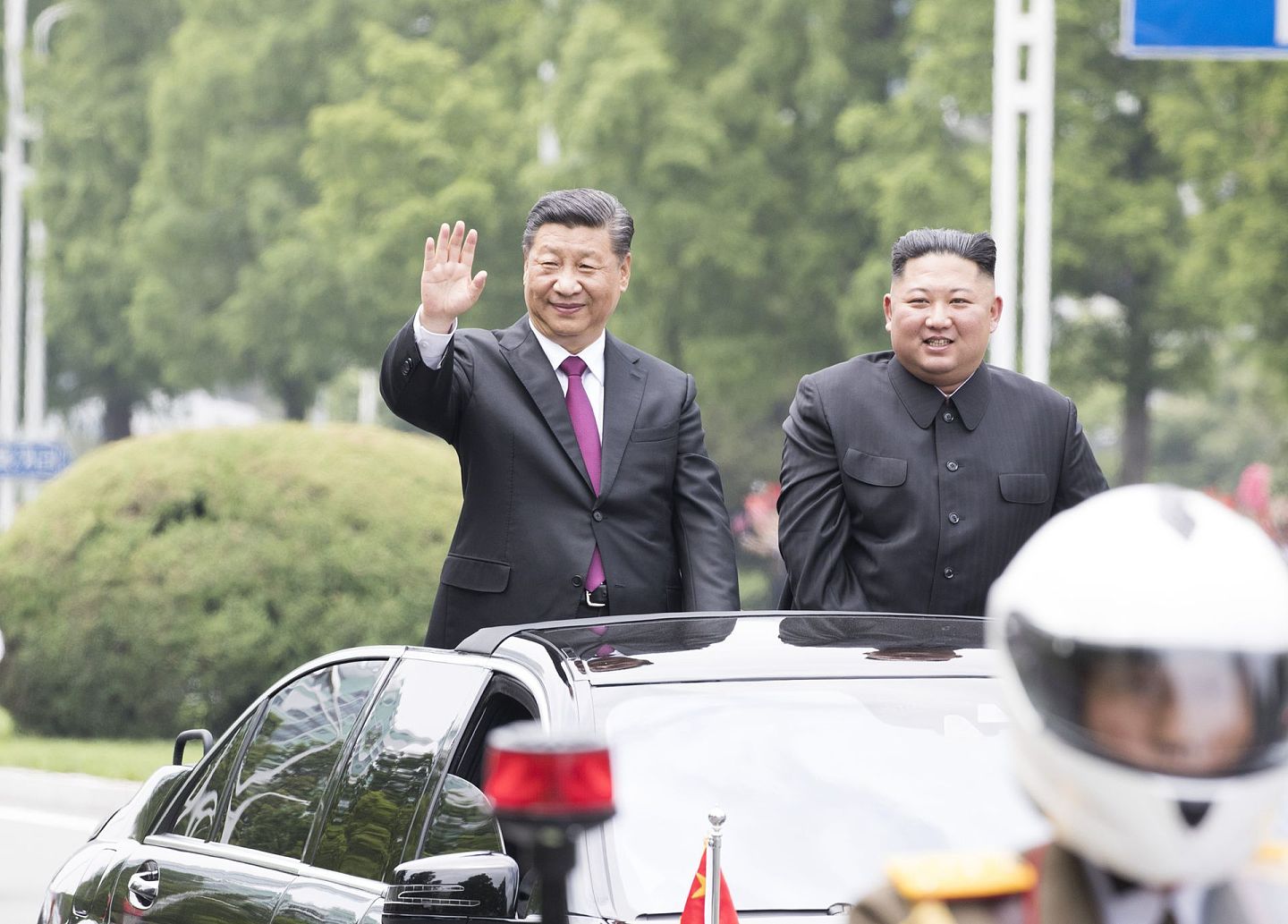 中国国家主席习近平于2019年6月20日至21日访问朝鲜，受到朝方隆重欢迎。图为习近平（左）和朝鲜最高领导人金正恩共同乘车前往锦绣宫。（新华社）