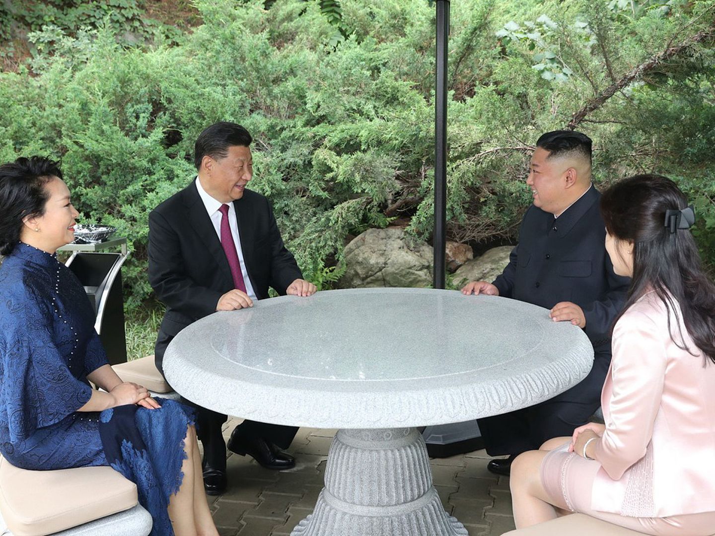中国国家主席习近平（左二）和朝鲜最高领导人金正恩（左三）有过多次会晤。图为2019年6月习近平访问朝鲜期间，金正恩夫妇陪同习近平夫妇在凉亭聊天。（新华社）