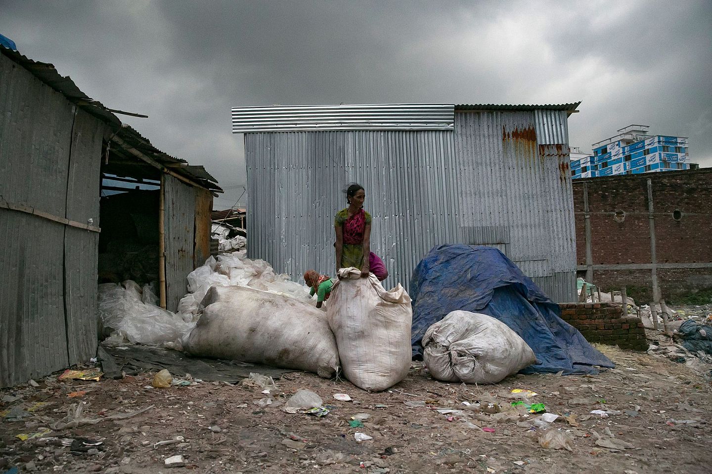 在孟加拉国，尤其是达卡一带，居民楼里一般会塞进几家甚至十几家服装工厂。（Getty）