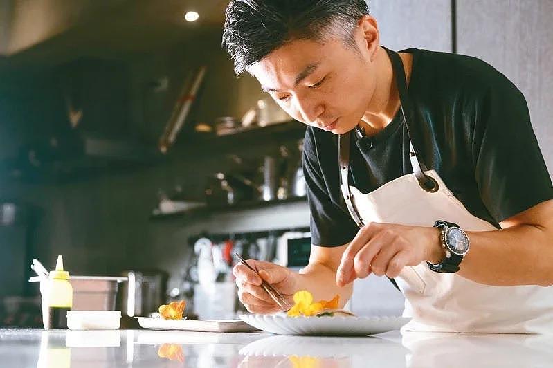 制作料理时，MUME掌勺人林泉秉持「食材优先」理念。 （本报资料照片）