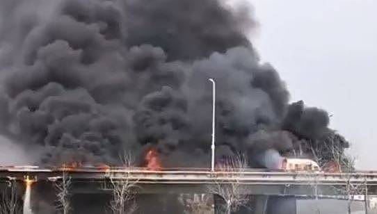 中国江西26日一座大桥发生车辆爆炸起火。 （图取自微博）