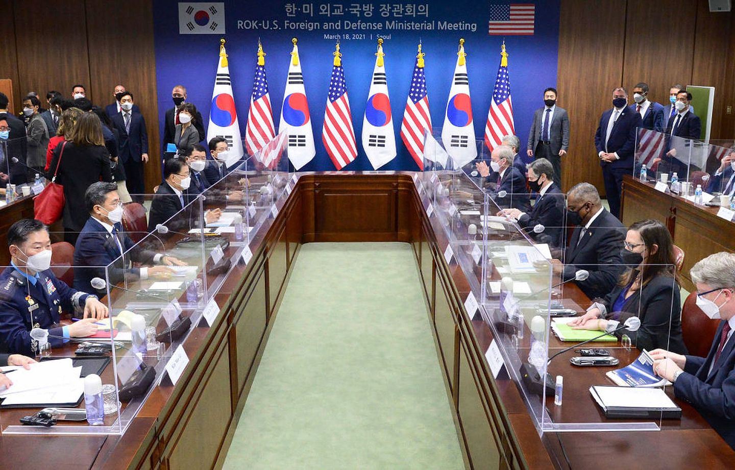 3月18日，美韩双方举行外长与防长的2+2会谈，期间就驻韩美军军费调整草签协议，待两国国会批准。据韩方公布，韩国2021年要向美方支付约10.5亿美元军费，上升近14%，且于2022年至2025年逐年递增，与韩国国防预算增幅持平。（Getty）
