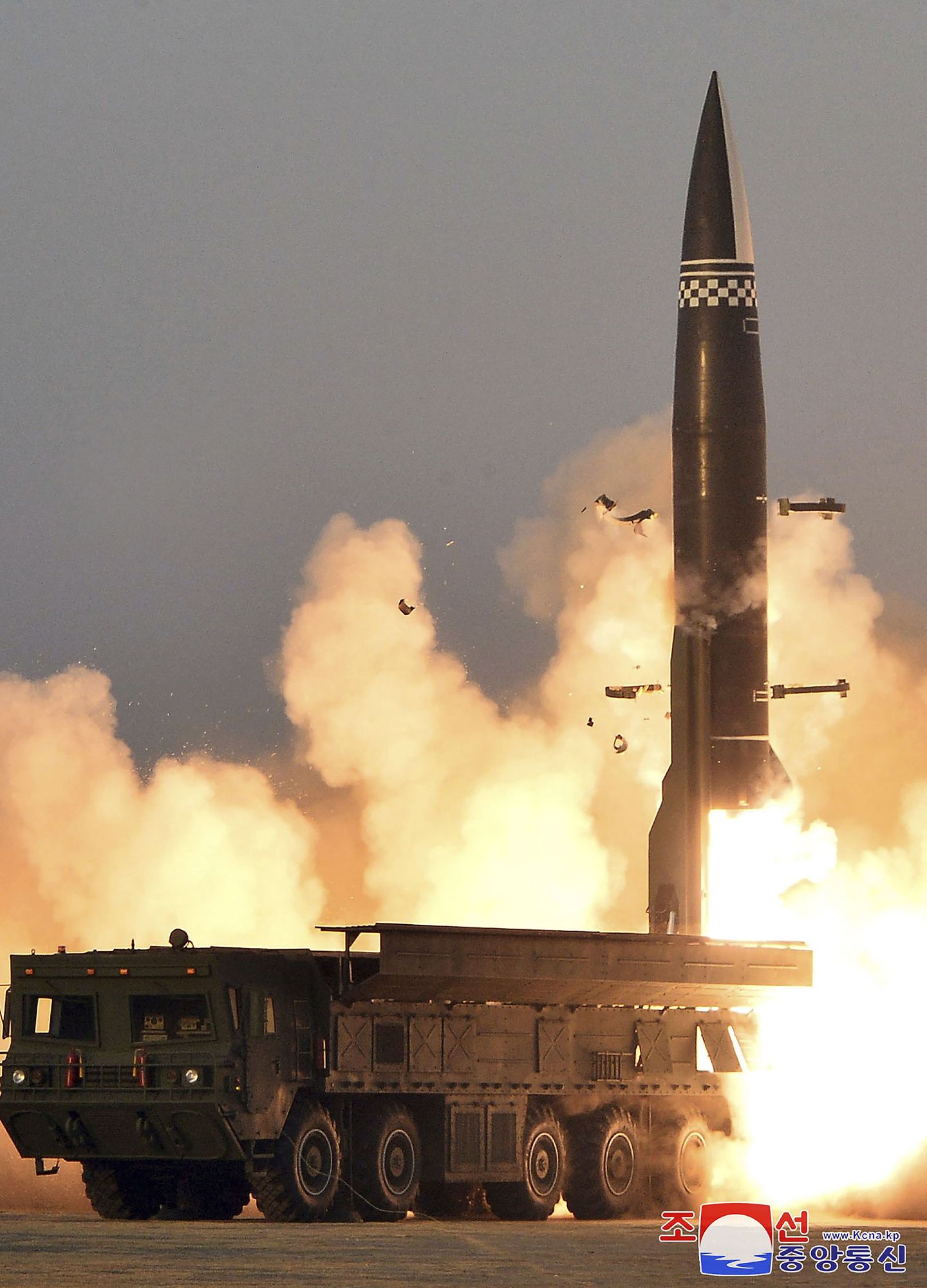 朝中社3月26日报道，朝鲜国防科学院25日进行了2枚新型战术导弹试射。（AP）