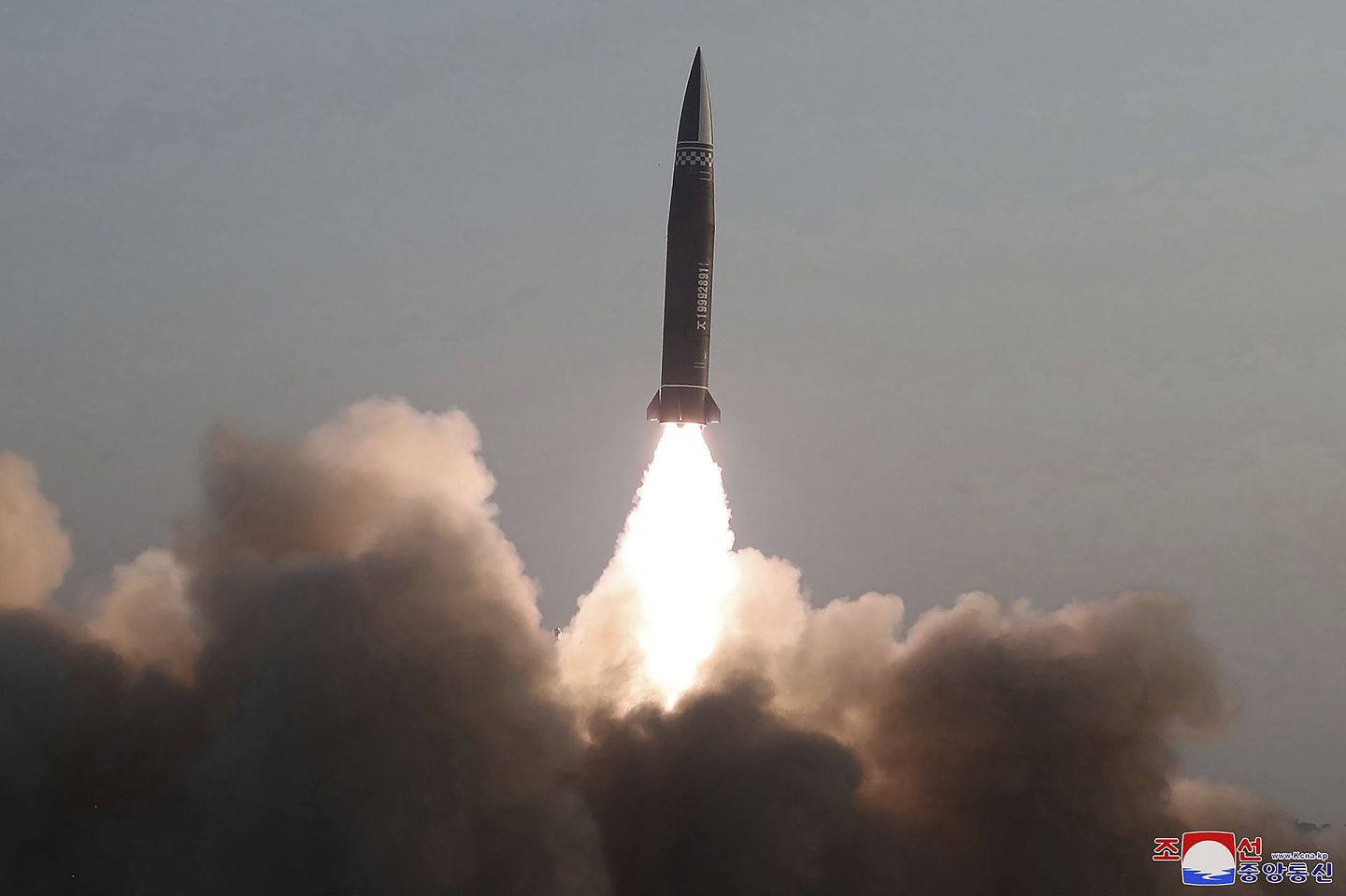 这是朝鲜2021年以来的第二次试射。朝鲜上一次试射弹道导弹，是2020年的3月。在其余时间，朝鲜试射的均是“新款多管大型火箭砲”或巡航导弹。（AP）