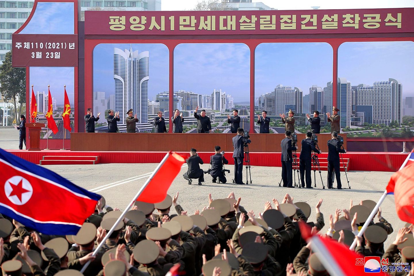 朝鲜媒体并未公布3月21日试射巡航导弹的消息，仅公布朝鲜最高领导人2021年3月23日出席平壤公寓建设项目一期工程仪式的现场照片。（朝中社）